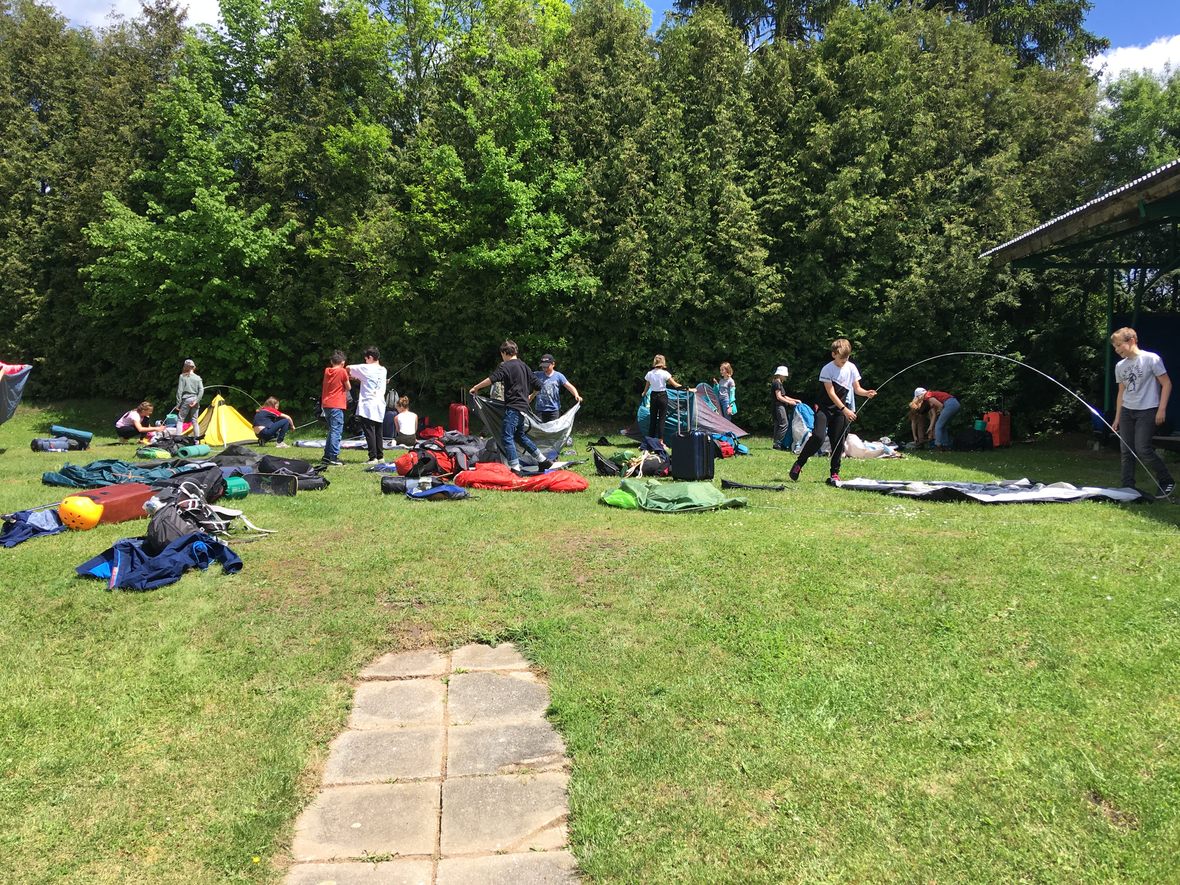 Ilustrační obrázek článku - Šesťáci na místě staví stany