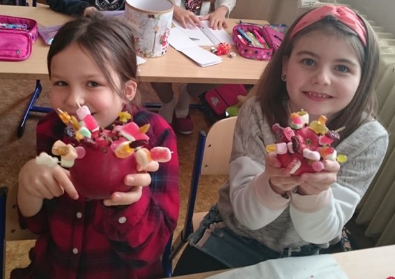 Ilustrační obrázek článku - Jablíčko - děti ze III.B