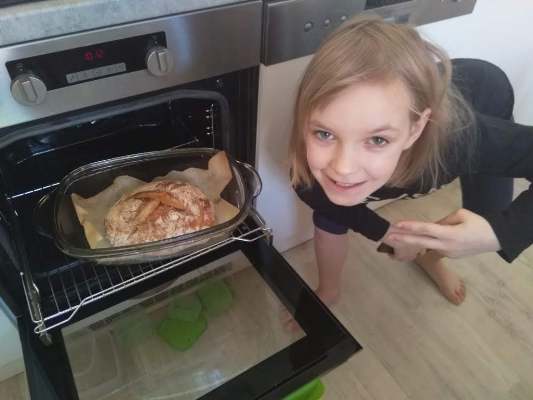 Ilustrační obrázek článku - Jak se nám daří domácí výuka? Pečeme chleba, šijeme roušky a těšíme se na video setkání